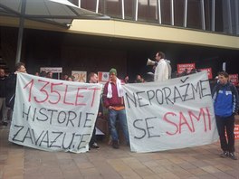 Demonstrace ped praskm hotelem Olanka na podporu pedsedy SSD Bohuslava...