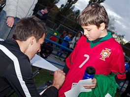 PODPISY. Sparansk fotbalista Roman Polom se podepisuje malm hrm Podol.