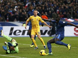 GÓL! Francouzský fotbalový reprezentant Mamadou Sakho doklepává zblízka mí do...