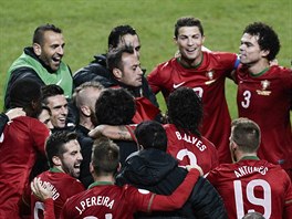 HOTOVO, DOBOJOVÁNO. Portugaltí fotbalisté oslavují postup na mistrovství svta.