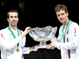 S MSOU. Radek tpnek a Tom Berdych pzuj s trofej pro vtze Davis Cupu.