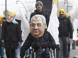 Centrem Prahy v neděli 17. listopadu prošel i recesistický průvod. Muž s maskou...