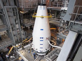 Úpravy rakety Atlas V, která se p�ipravuje ke startu k Marsu s dru�icí Maven.
