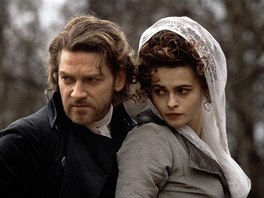 Kenneth Branagh a Helena Bonham Carterová ve filmu Frankenstein (1994)
