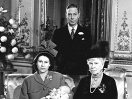 Královna Alžběta II. (ještě coby princezna) s novorozeným synem Charlesem,...