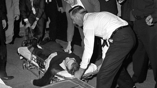 Tlo Lee Harvey Oswalda pot, co ho majitel nonho klubu Jack Ruby zastelil v garch policejnho edistelstv v Dallasu. (24. listopadu 1963)