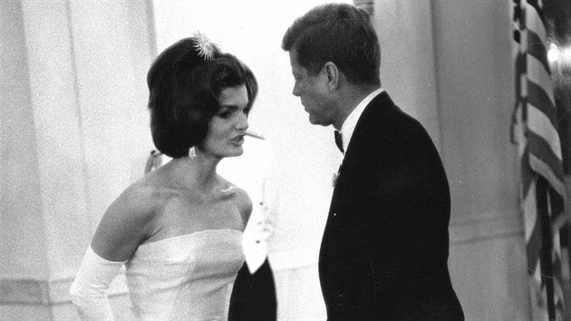 John Fitzgerald Kennedy se svoj enou Jackie na slavnostn veei v Blm dom