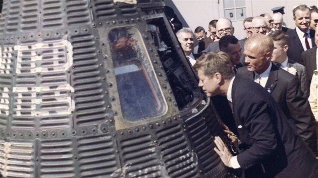 JFK nahlíží do kabiny Friendship 7, ve které astronaut John Glenn (vpravo) podnikl let na oběžnou dráhu Země (23. února 1962)
