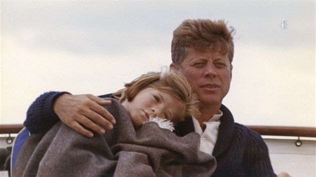 JFK odpov se svoj dcerou Caroline na rodinnm sdle v Hyannis Port ve stt Massachusetts (25. srpna 1963)