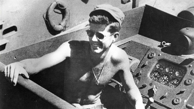 Mlad JFK na palub torpdovho lunu, ktermu bhem druh svtov vlky velel v jinm Pacifiku (4. bezna 1942)