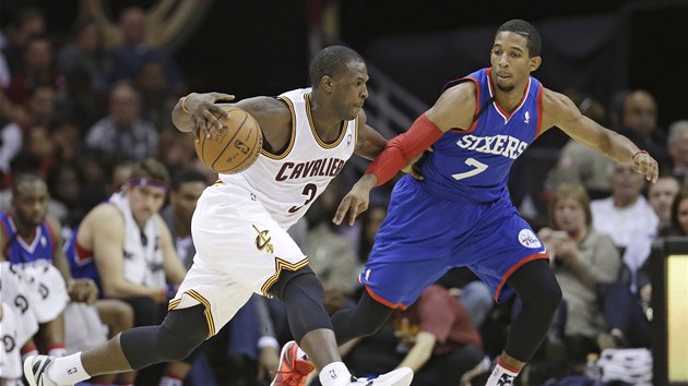 HLDA. Dion Waiters z Clevelandu (s mem) se sna setst Dariuse Morrise Z Philadelphie.