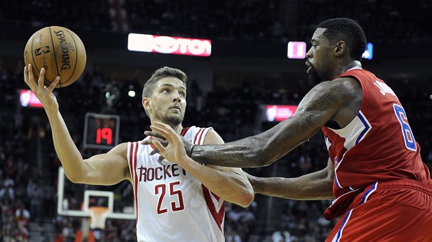 Chandler Parsons (vlevo) z Houstonu a DeAndre Jordan z LA Clippers.