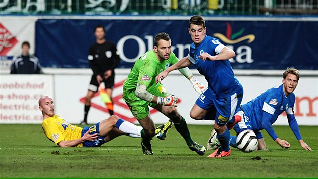 V pokutov�m �zem� Liberce je horko. Situaci �e�� brank�� P�emysl Kov�� a obr�nci Ond�ej Ku�n�r a Radoslav Kov�� (vpravo). P�ihl�� teplick� Ivo T�borsk�.