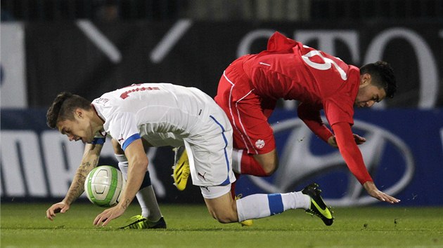 BOLESTIV SRKA.  Vclav Kadlec (vlevo) a Jonathan Osorio. 