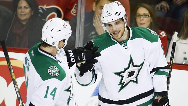 Tyler Seguin (vpravo) slaví gól se spoluhrá�em Jamiem Bennem. 