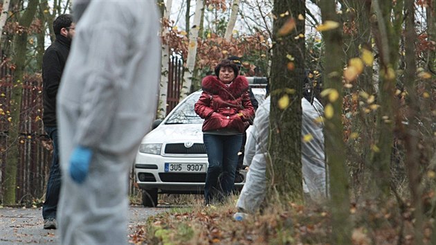 Náměstkyně hejtmana Jana Vaňhová s policisty u svého domu, kde někdo zastřelil v pondělí večer jejího partnera Romana Housku.