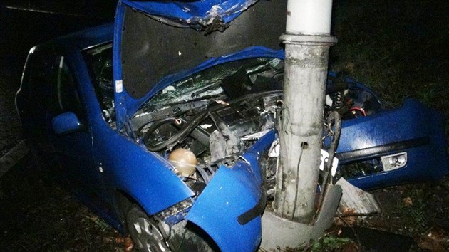Muž ve Vysočanské ulici ujížděl před policisty, naboural do sloupu veřejného osvětlení  (10.11.2013)