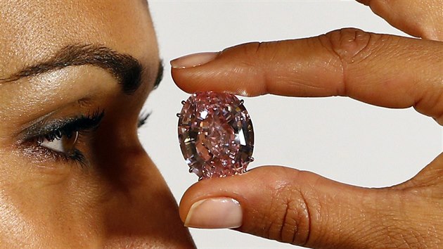 Růžový diamant v Ženevě vydražili za 1,5 miliardy. Je to nový rekord.