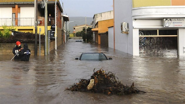 Sardinii zashly bleskov povodn. Na snmku zaplaven ulice msta Uras (19. listopadu)
