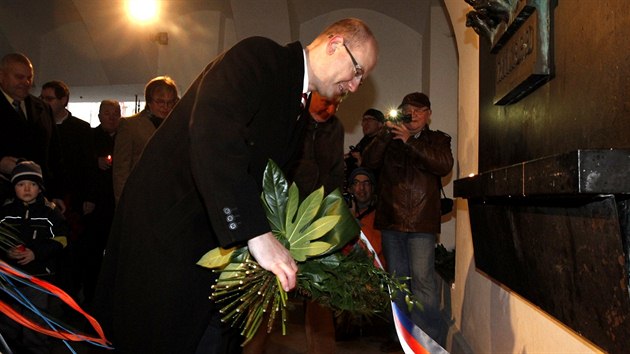 Pedseda SSD Bohuslav Sobotka klade kytici k památník na Národní tíd (17.