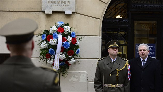 Premir Ji Rusnok se zastnil 17. listopadu u Hlvkovy koleje v Praze pietn vzpomnky na Jana Opletala (17. listopad 2013).