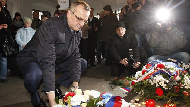 Miroslav Kalousek klade kvtiny na Národní tíd (17. listopad 2013).