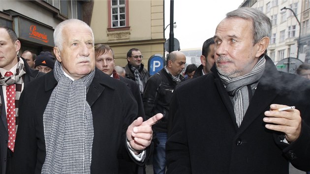 Václav Klaus a Petr Hájek míří na Národní třídu (17. listopad 2013).