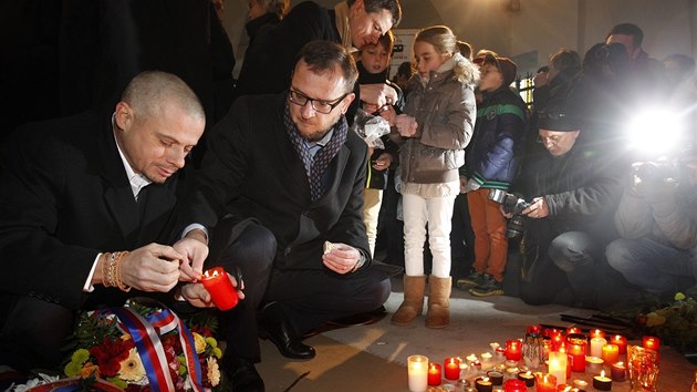 Jan Vidím a expremiér Petr Nečas zapalují na Národní třídě svíčky (17. listopad 2013).