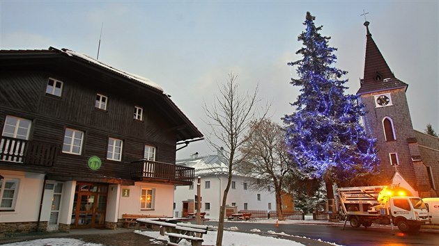 V Kvildě na Prachaticku zkoušeli rozsvícení vánočního stromu u kostela. Kvildský smrk je nejvyšším přírodně rostlým ozdobeným vánočním stromem v zemi.