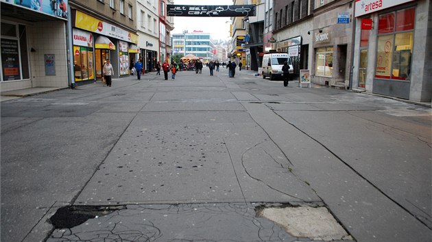 Zatímco jinde by vstupní ulice do centra města byla výstavní pěší zónou, v Ostravě je spíše pro ostudu. (11. listopadu 2013)