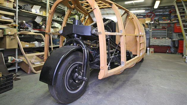 Jedno kolo vzadu, dvě vpředu, to je aerodynamický vůz Dymaxion ze třicátých let minulého století.
