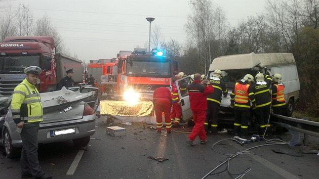 Celkový pohled na místo vážné dopravní nehody mezi Karvinou a Českým Těšínem. (13. listopadu 2013)