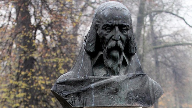 Chybět nemůže ani busta J. A. Komenského, podle kterého jsou ostravské sady pojmenovány. (13. listopadu 2013)