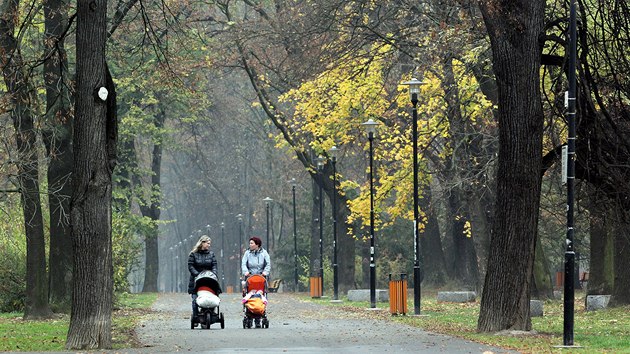 Komenského sady patří k nejoblíbenějším cílům procházek Ostravanů. Po rekonstrukci to zřejmě bude platit o to více. (13. listopadu 2013)