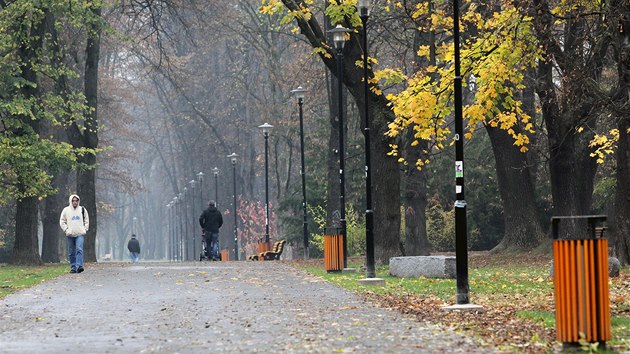 Ostravské Komenského sady patří k největším městským parkům v České republice. (13. listopadu 2013)