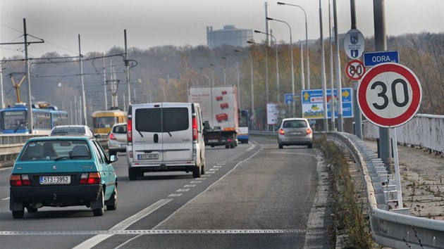 Vinou zlodějů kovů by se po "očesaném" mostu mezi centrem Ostravy a Porubou mělo jezdit jen třicítkou. (19. listopadu 2013)