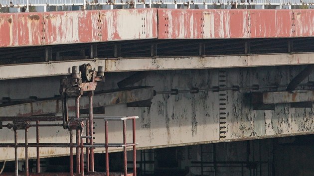 Silničnímu mostu přes Odru scházejí vinou zlodějů důležité kovové části (uprostřed).