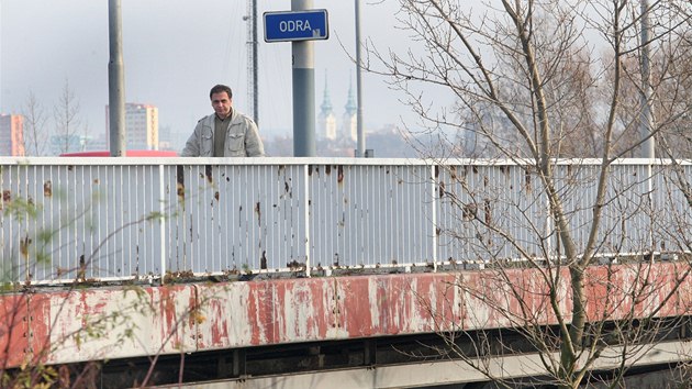 Most přes Odru v Ostravě-Nové Vsi přišel o důležité kovové součásti.