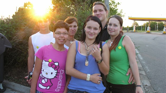 Rodina Pavly Šimíkové - zleva vzadu: Daniel, maminka, Jakub a vpředu Radka, Lucie a Jakubova přítelkyně.