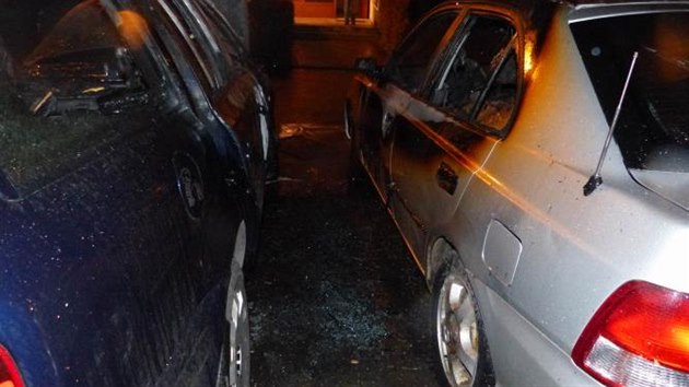 Na parkovišti v Jihlavě shořela tři auta. Kvůli technické závadě.