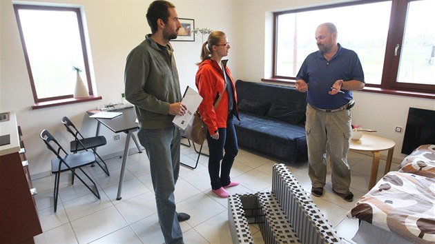 Stanislav Martínek (vpravo) ukazuje komponenty, ze kterých je pasivní dům postaven a které jsou zalévané betonem,