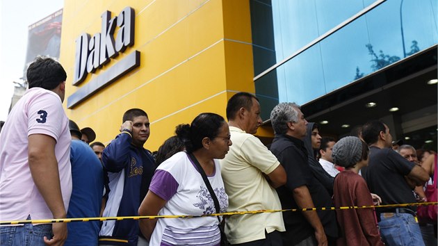 Prezident Nicolás Maduro svým zásahem do cenové politiky obchodního řetězce vyburcoval davy lidí, kteří se shromáždily před obchody s vidinou výhodného nákupu. (9. listopadu 2013)