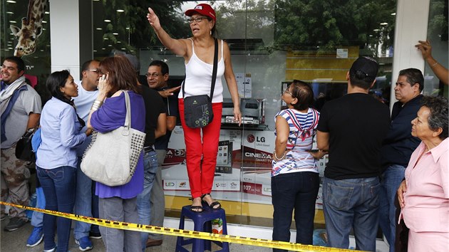 Prezident Nicolás Maduro svým zásahem do cenové politiky obchodního řetězce vyburcoval davy lidí, kteří se shromáždily před obchody s vidinou výhodného nákupu. (9. listopadu 2013)