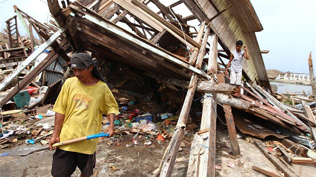 V Marabutu nezemelo tolik lid jako v nedalekm Taclobanu, i jeho obyvatel vak pili o vechno. (15. listopadu 2013)