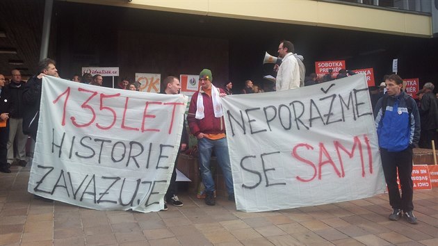 Demonstrace ped praskm hotelem Olanka na podporu pedsedy SSD Bohuslava Sobotky