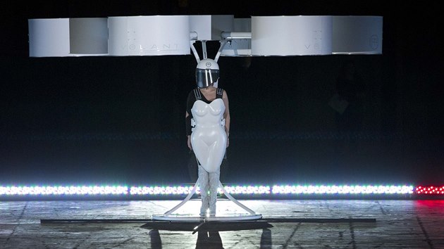 Lady Gaga představila létající oblek Volantis.