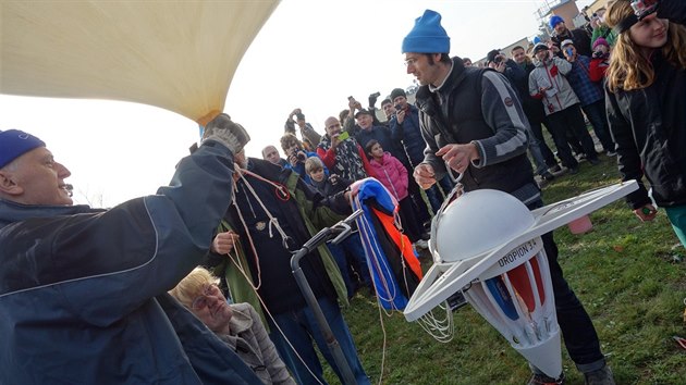 Zodpovdný úkol - pivázat Dropion pod balon. (cca 5 minut ped startem)