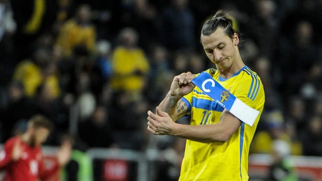 PSKA U JE NA NIC. Zlatan Ibrahimovic si po zpase stahuje kapitnskou psku, vdy s n na mistrovstv svta 2014 nedovedl, by dal v odvet dva gly.