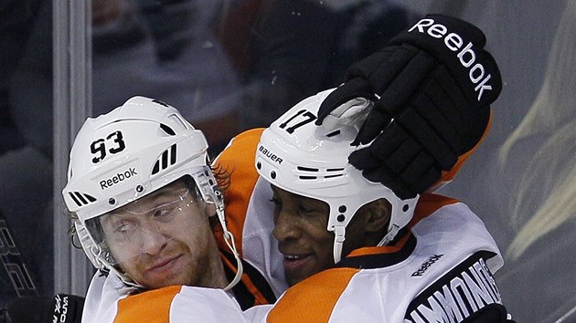 Jakub Vorek a Wayne Simmonds se raduj z glu Philadelphie.