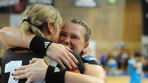 Petra Vtkov (elem) a Hana Martinkov po postupu Mostu do osmifinle  Pohru EHF. 